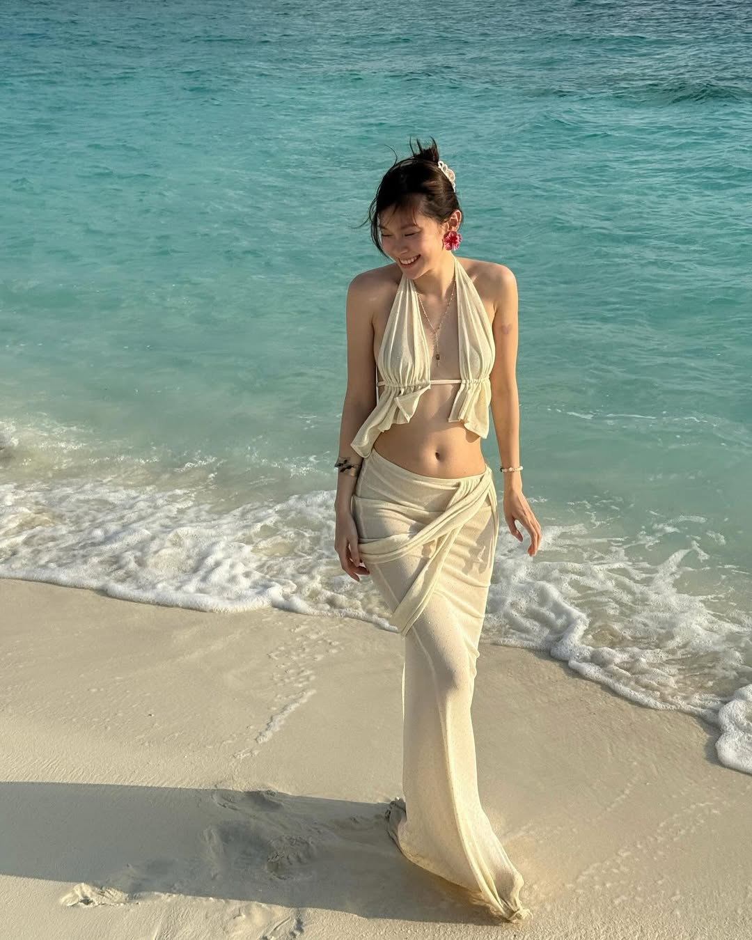 Không cần tạo dáng cầu kỳ, Ly Phạm vẫn toát lên thần thái cuốn hút khó rời, đúng chuẩn “nàng thơ mùa biển”.