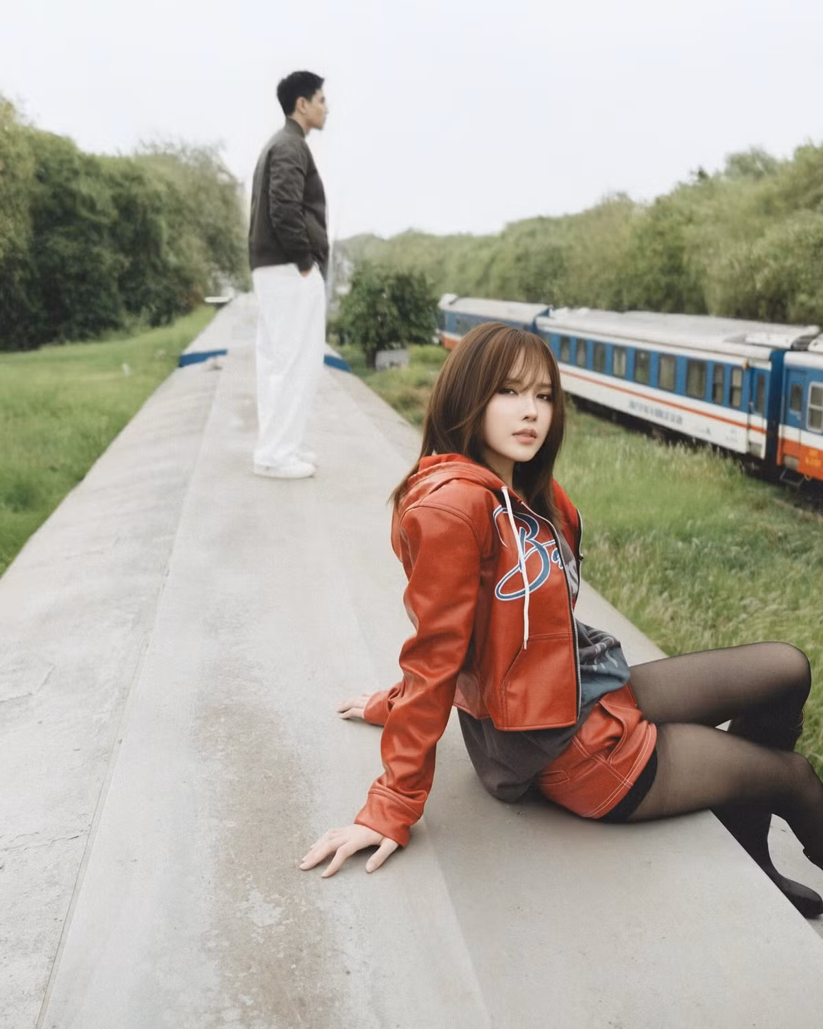 Sản phẩm âm nhạc mới mang tên "không lời", đánh dấu sự lột xác ấn tượng trong phong cách âm nhạc và hình ảnh của Thiều Bảo Trâm. Ca khúc thuộc thể loại pop R&amp;B nhẹ nhàng, với giai điệu dễ nghe nhưng không thiếu chiều sâu cảm xúc.