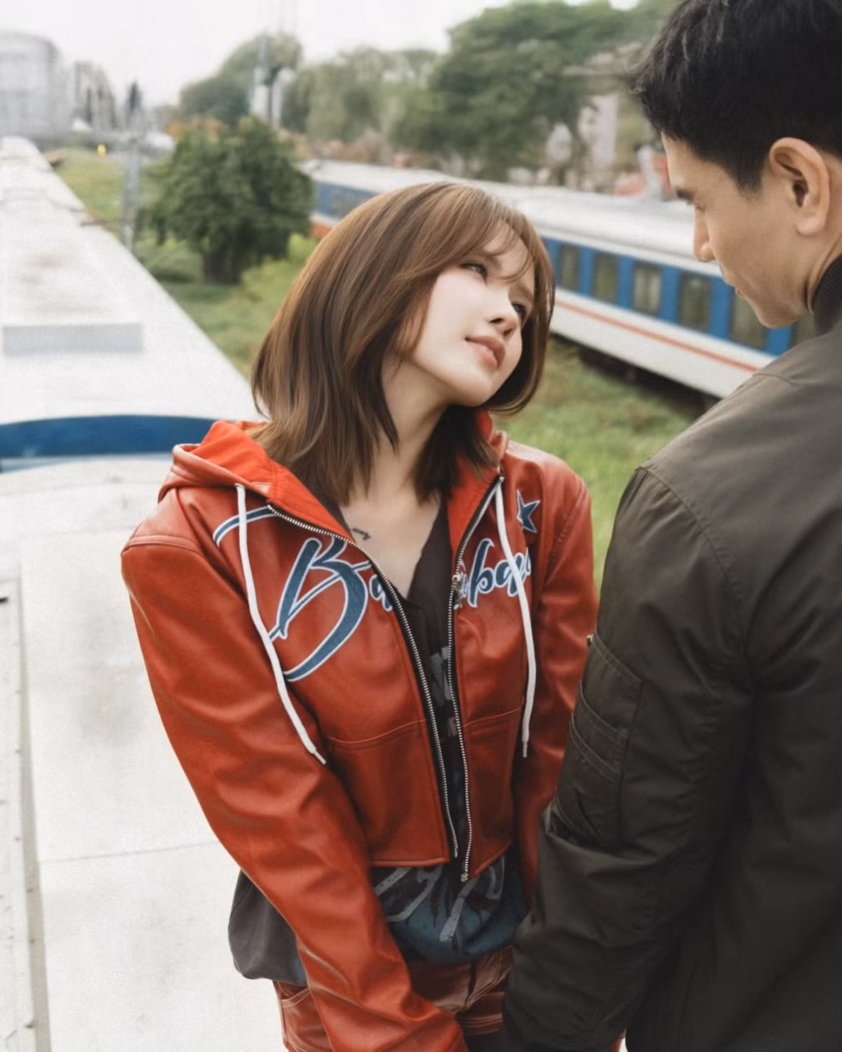 Đặc biệt, MV "không lời" đã gây chú ý mạnh mẽ nhờ vào sự thay đổi rõ rệt trong visual của nữ ca sĩ.