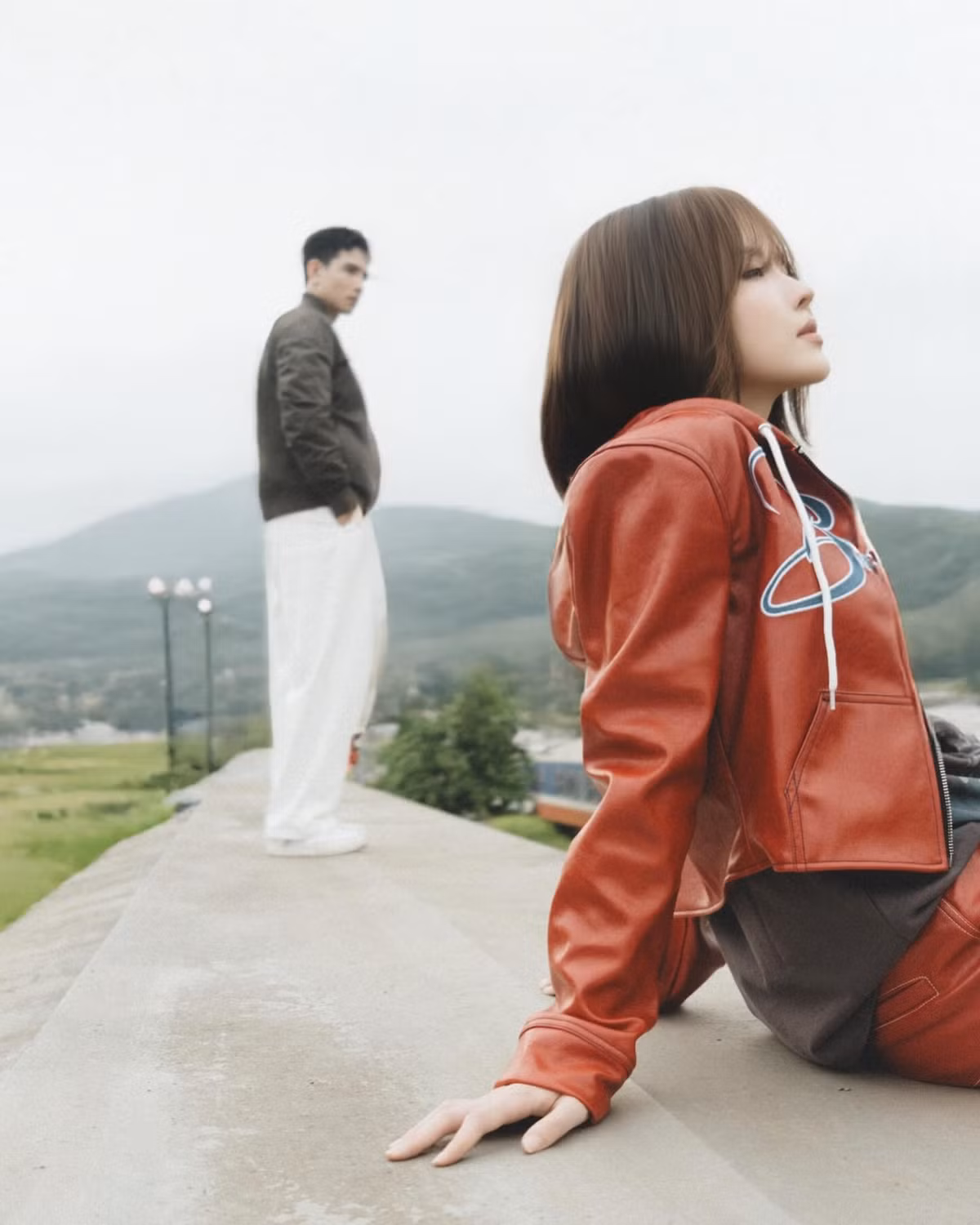 Trong MV, Thiều Bảo Trâm xuất hiện với hình ảnh mới mẻ, mạnh mẽ và cá tính hơn trước. Cô kết hợp rap melody và chơi guitar điện, thể hiện sự trưởng thành và sự tự tin trong âm nhạc.