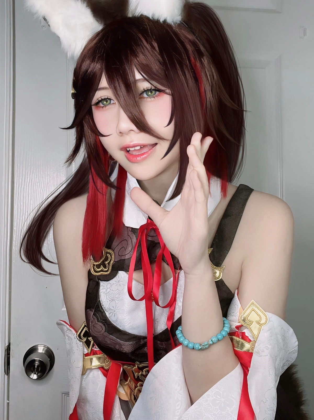 Cô nàng cũng không ngại diện những thiết kế có phần cắt xẻ táo bạo.