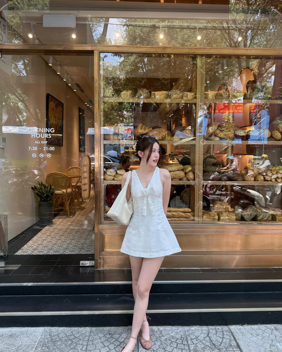 Cô thường chọn những chiếc váy trên đầu gối để khoe trọn đôi chân dài, kết hợp với các phụ kiện nữ tính như nơ, hoa cài tóc, tạo nên hình ảnh dịu dàng, thanh lịch.