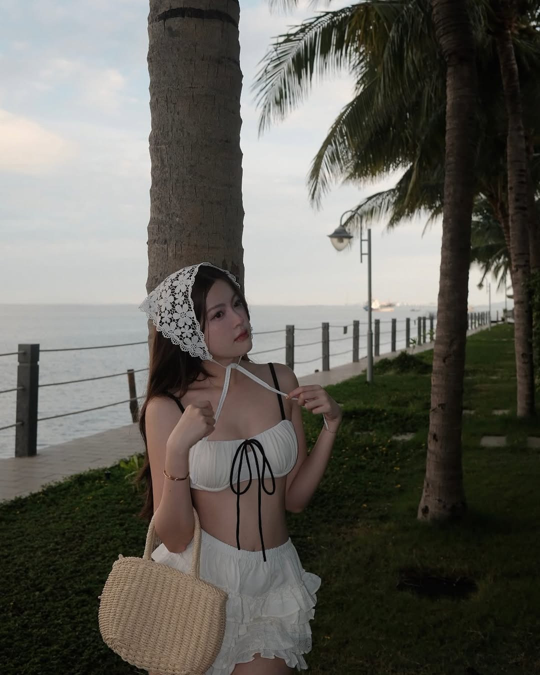 Điểm nhấn đáng chú ý chính là chiếc chân váy ngắn bèo nhún với nhiều tầng xếp lớp, giúp tạo hiệu ứng bồng bềnh, nữ tính nhưng không kém phần năng động.