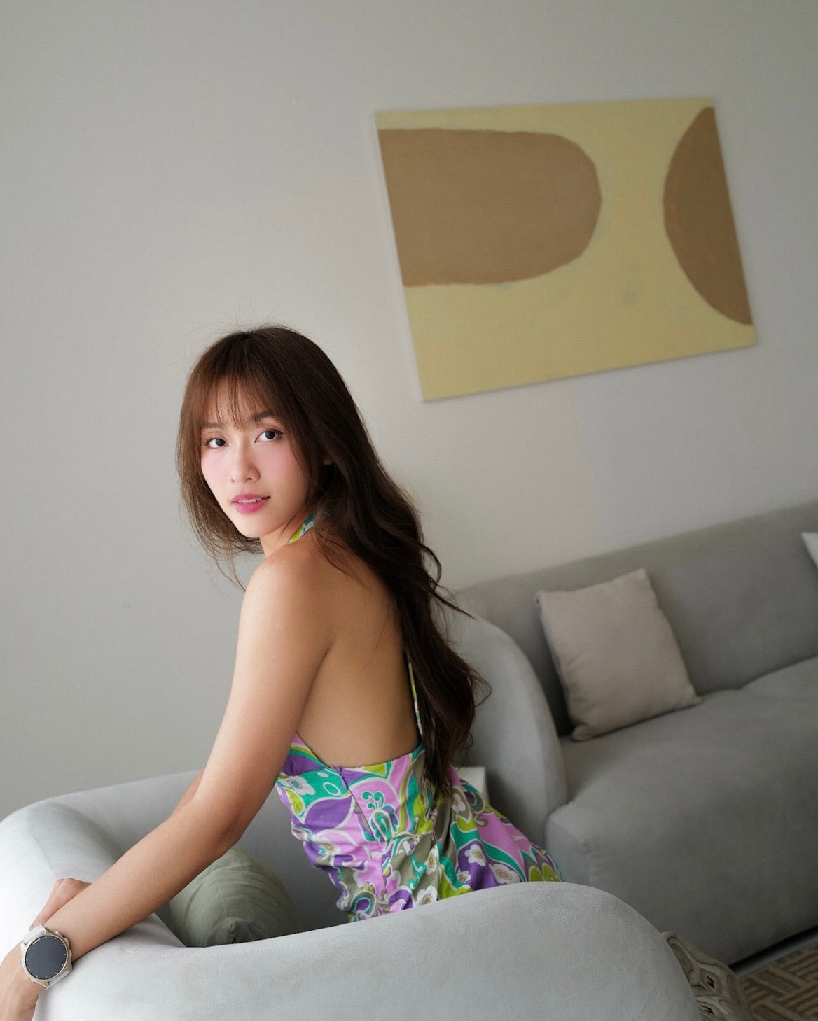 Điều này cho thấy gu thẩm mỹ cập nhật và tinh tế của Khả Ngân, biết cách tận dụng xu hướng hoài cổ mà không khiến mình trông "lỗi thời".