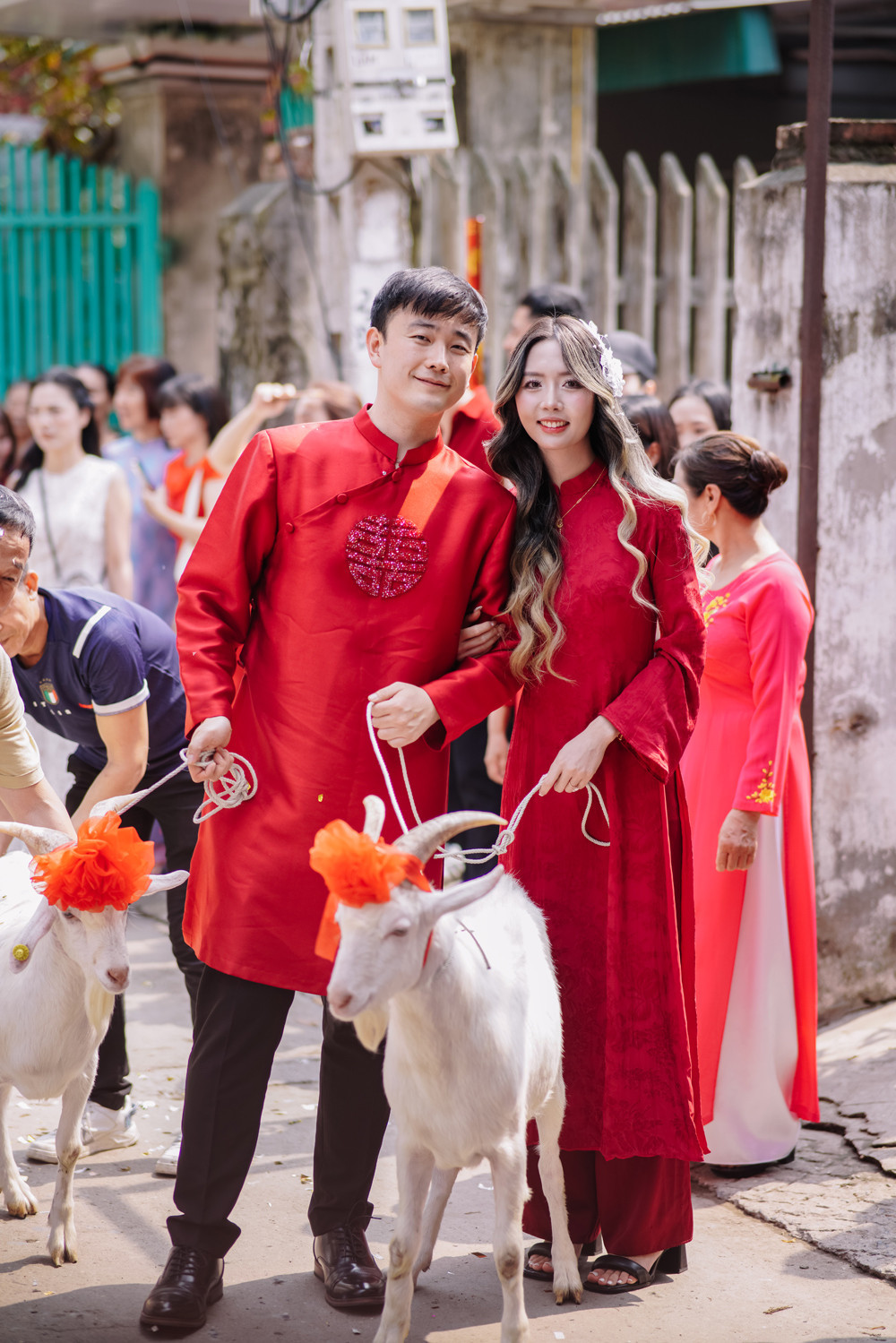 Ban đầu, anh dự định mang theo hai con dê sống và một con lợn, nhưng sau khi được cô dâu khuyên nhủ về sự khó kiểm soát của lợn, anh quyết định chỉ mang theo hai con dê sống và một con lợn quay, cùng 11 tráp lễ truyền thống.