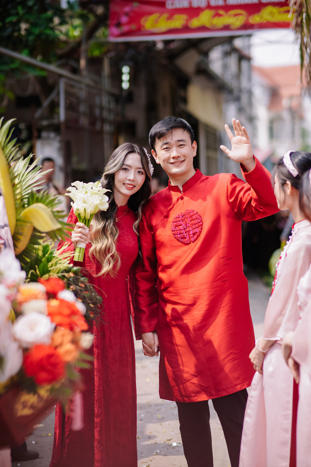 Những hình ảnh này được chính cô dâu đăng tải trên mạng xã hội, thu về hàng trăm nghìn lượt xem. Cô dâu Lan Lan còn chia sẻ một cách hài hước về đám cưới độc lạ của mình: "Anh ta dắt cả dê đến hỏi tôi về làm vợ".