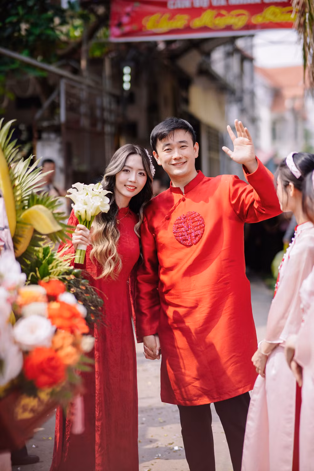 Những hình ảnh này được chính cô dâu đăng tải trên mạng xã hội, thu về hàng trăm nghìn lượt xem. Cô dâu Lan Lan còn chia sẻ một cách hài hước về đám cưới độc lạ của mình: "Anh ta dắt cả dê đến hỏi tôi về làm vợ".