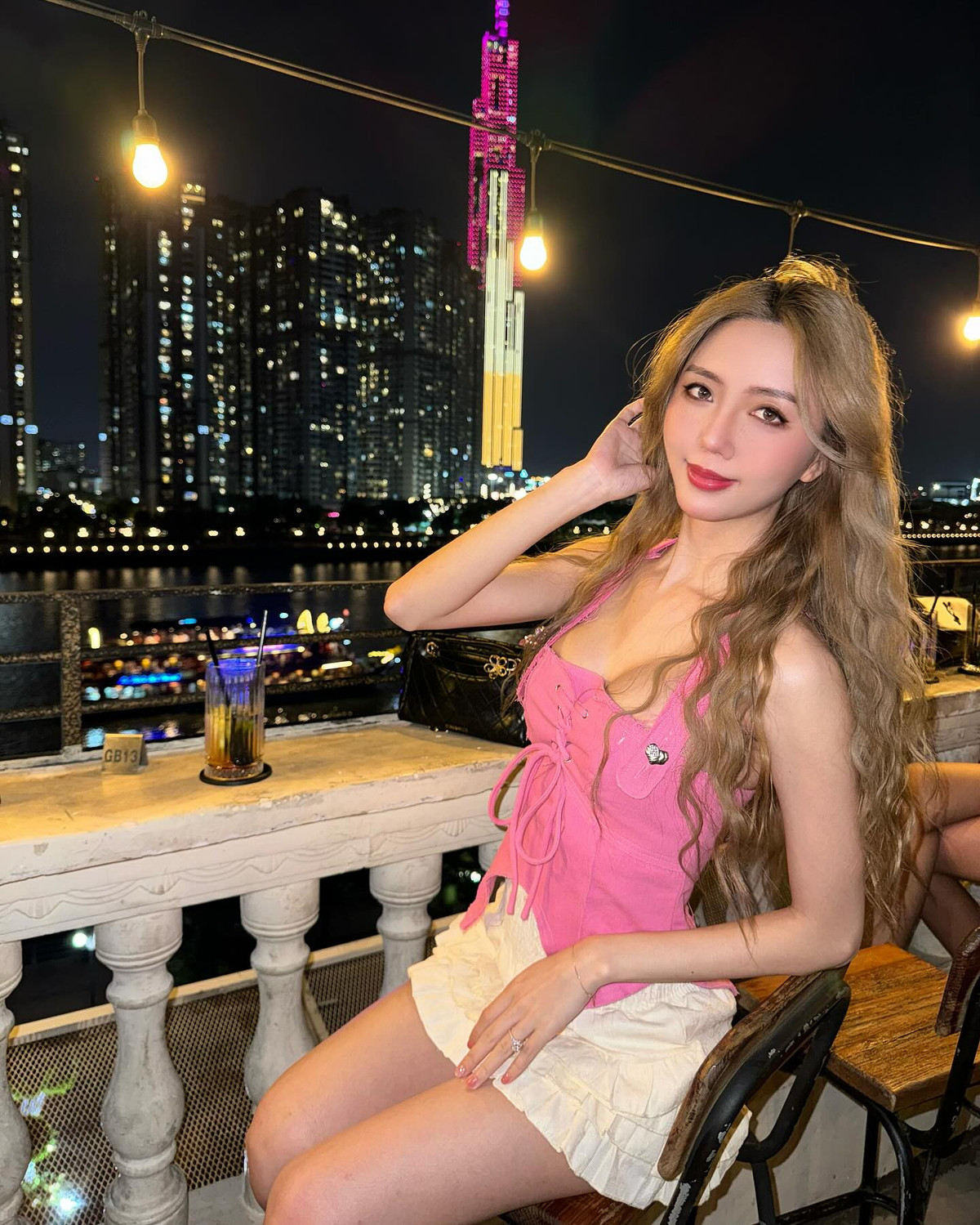 Trên trang cá nhân của mình, cô nàng thường chia sẻ những khoảnh khắc đi du lịch đến nhiều địa điểm khác nhau trên thế giới.