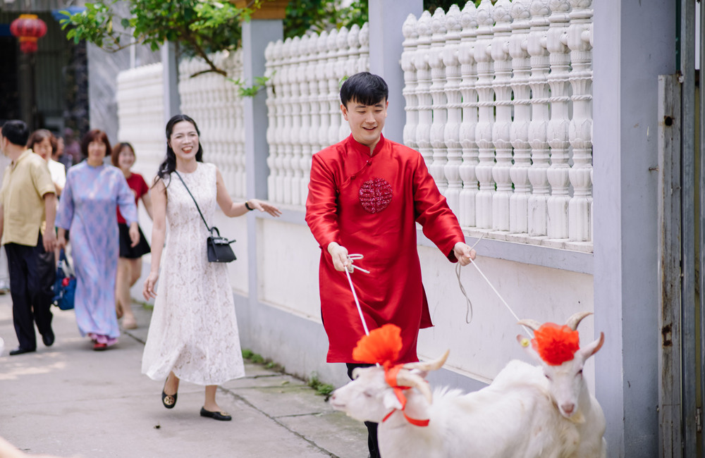 Được biết tên của chú rể Yang Yang, trong tiếng Trung, đồng âm với từ "con dê". Với mong muốn tạo điểm nhấn cho ngày trọng đại, anh đã nảy ra ý tưởng dắt dê đi hỏi vợ.