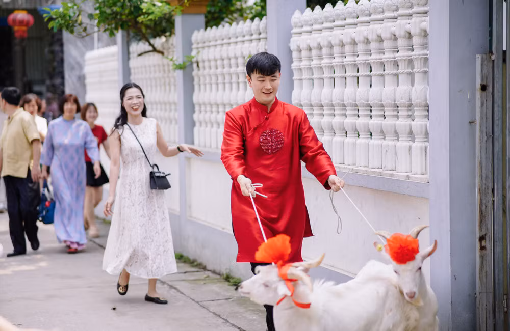 Được biết tên của chú rể Yang Yang, trong tiếng Trung, đồng âm với từ "con dê". Với mong muốn tạo điểm nhấn cho ngày trọng đại, anh đã nảy ra ý tưởng dắt dê đi hỏi vợ.