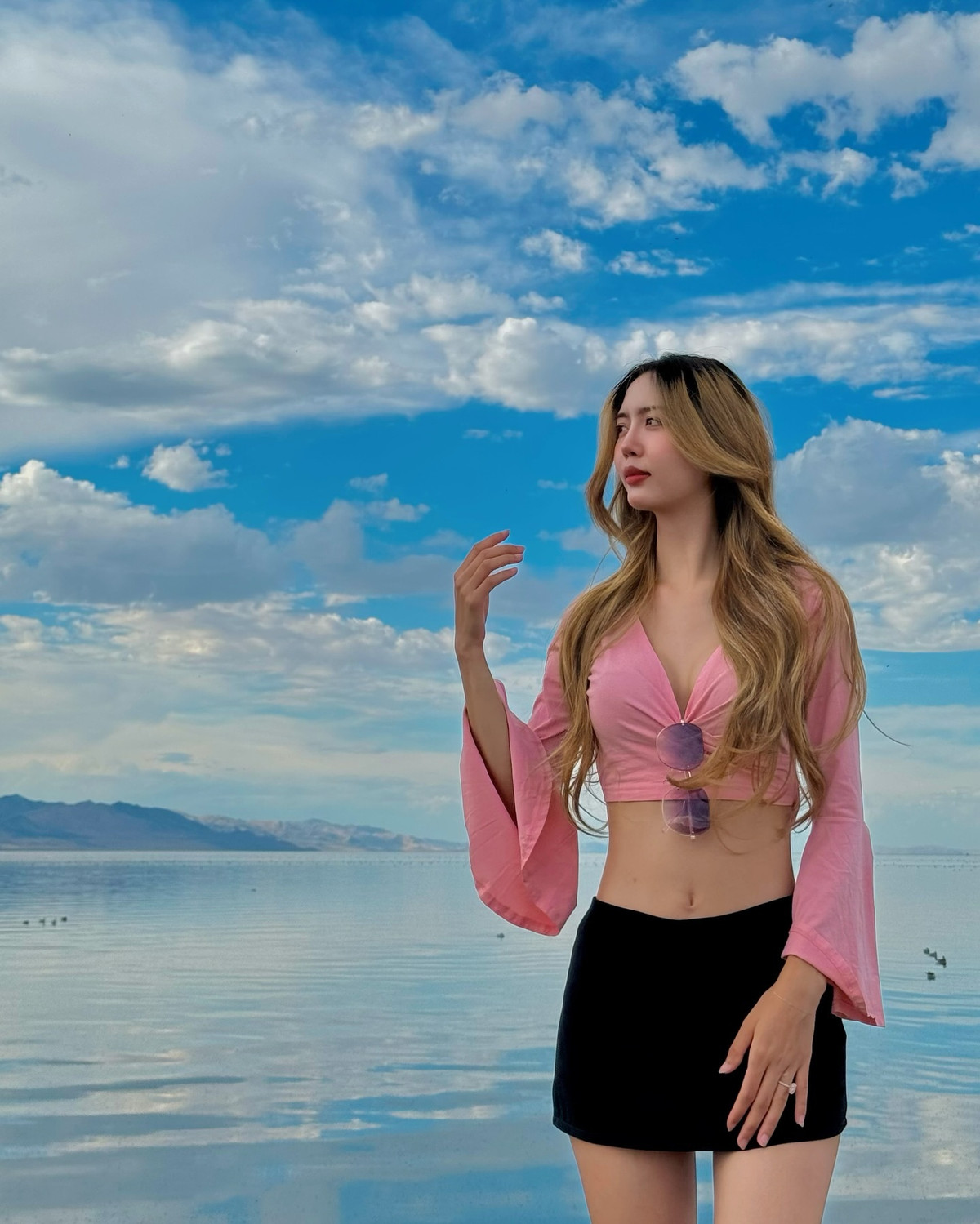 Lan Lan và Yang Yang quen nhau qua một ứng dụng hẹn hò khi anh đến Hà Nội dự đám cưới bạn vào cuối 2022.