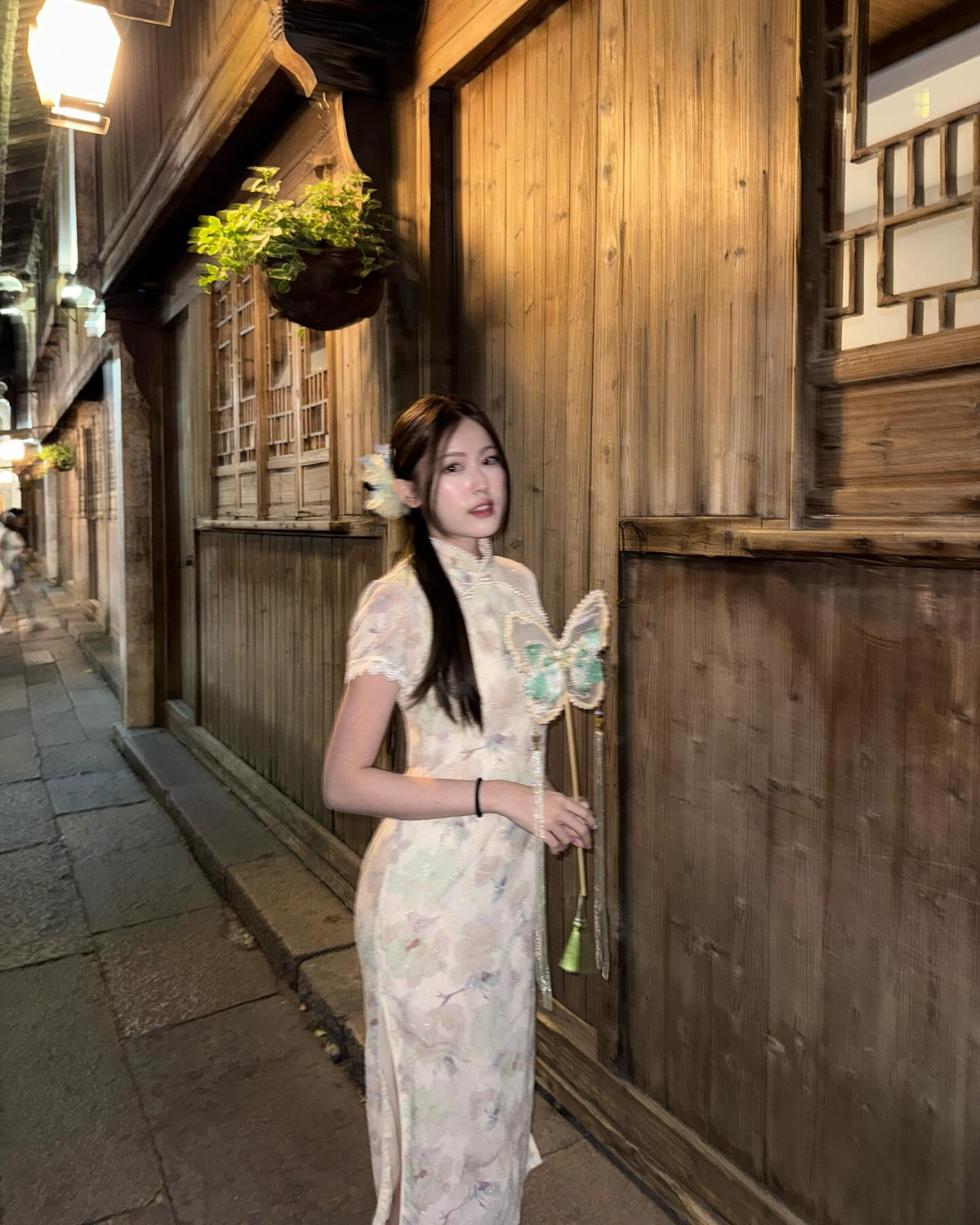 Tăng Mỹ Hàn còn khéo léo phối phụ kiện như vòng cổ ngọc trai, kẹp hoa cài tóc, tất cả hòa quyện tạo nên hình ảnh một mỹ nhân mang phong cách Hong Kong thập niên 90, ngọt ngào và đậm chất điện ảnh.