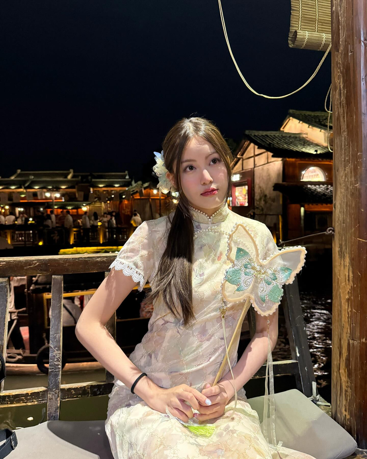 Trong khung cảnh lung linh về đêm, Tăng Mỹ Hàn xuất hiện đầy yêu kiều trong bộ sườn xám cách tân, tôn lên vẻ đẹp dịu dàng nhưng không kém phần cuốn hút.