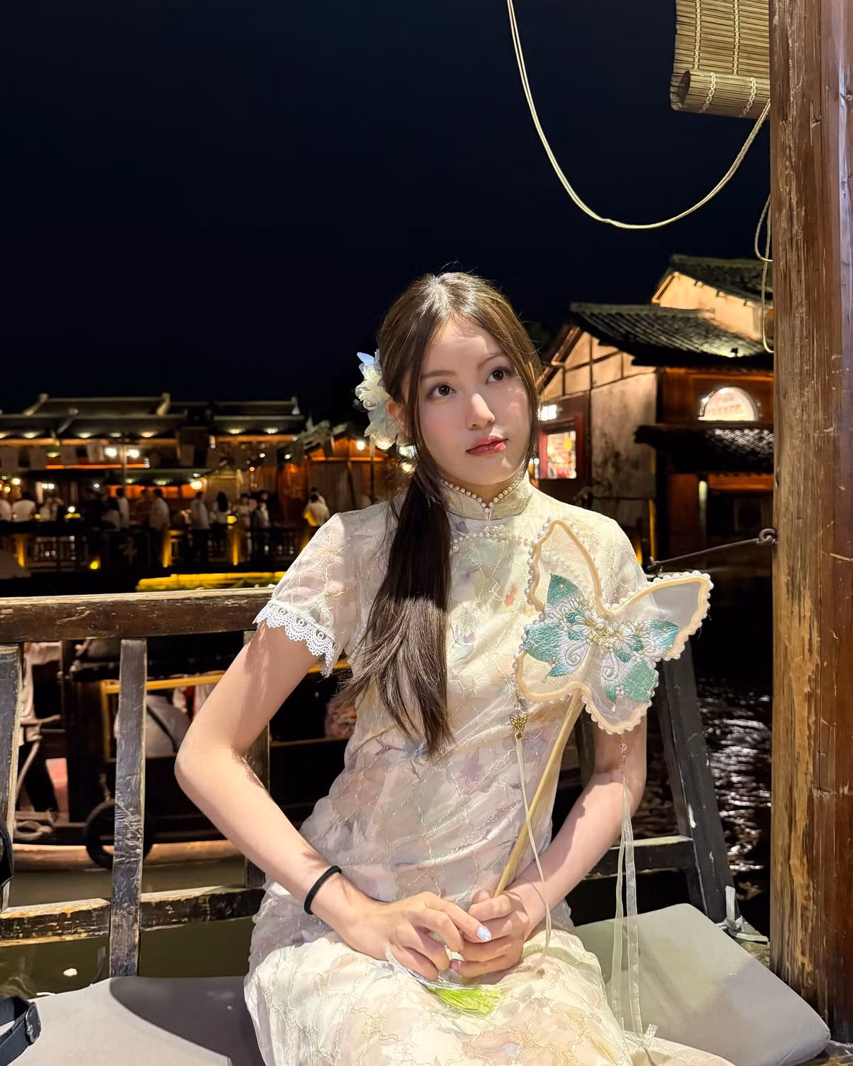 Trong khung cảnh lung linh về đêm, Tăng Mỹ Hàn xuất hiện đầy yêu kiều trong bộ sườn xám cách tân, tôn lên vẻ đẹp dịu dàng nhưng không kém phần cuốn hút.