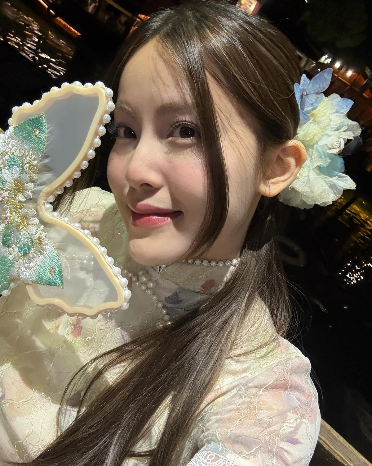 Thần thái của cô nàng mới thật sự là điều khiến người ta phải ngắm mãi không rời. Gương mặt khả ái với nụ cười nhẹ, ánh mắt đằm thắm và cách tạo dáng nhẹ nhàng giữa ánh đèn vàng của phố cổ khiến người ta liên tưởng đến hình ảnh những đại mỹ nhân của điện ảnh Hồng Kông như Trương Mạn Ngọc hay Lâm Thanh Hà thời hoàng kim.