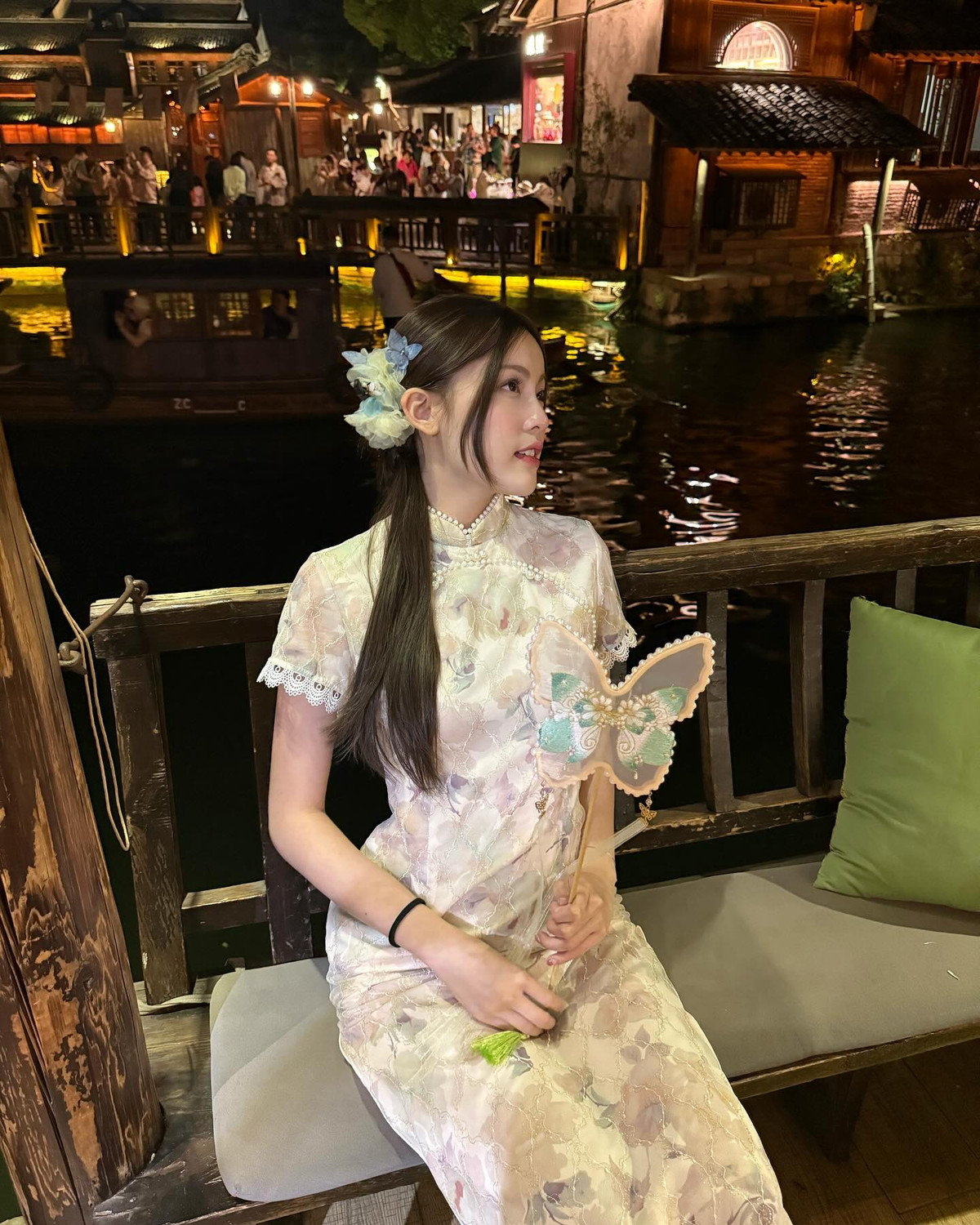 Thiết kế cổ cao truyền thống kết hợp với tay áo xuyên thấu tạo điểm nhấn vừa cổ điển, vừa hiện đại.