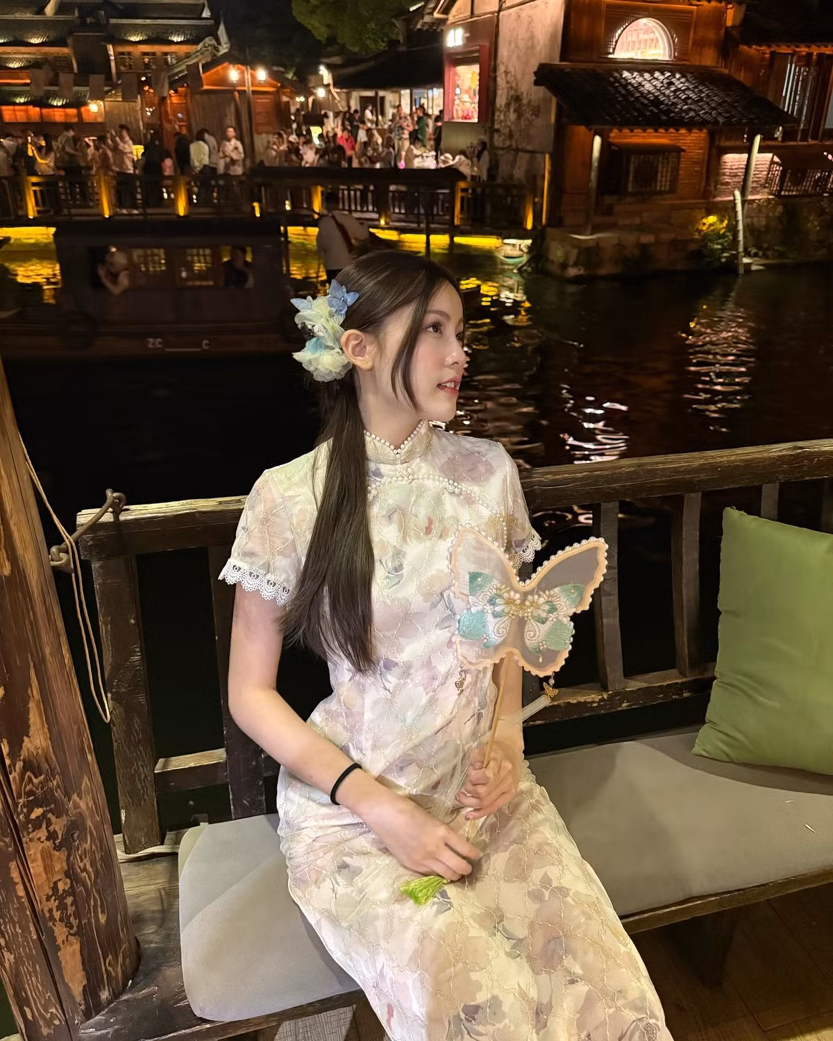 Thiết kế cổ cao truyền thống kết hợp với tay áo xuyên thấu tạo điểm nhấn vừa cổ điển, vừa hiện đại.