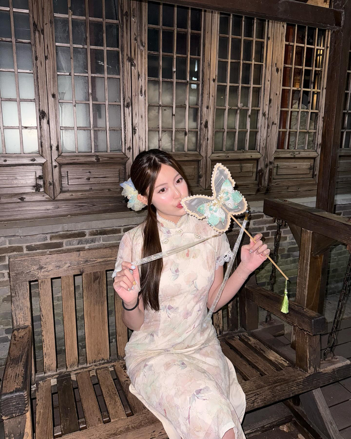 Mái tóc dài để suôn tự nhiên và lối trang điểm nhẹ nhàng càng làm nổi bật thần thái thanh tú và nét đẹp Á Đông đặc trưng của cô.