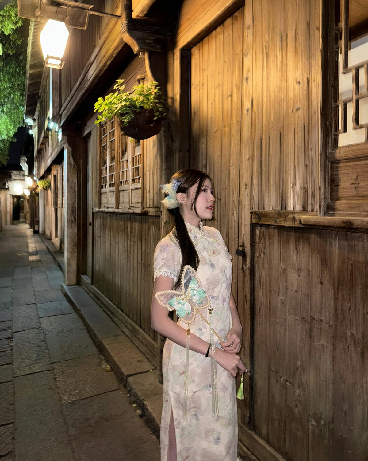 Mới đây, Mỹ Hàn vừa đăng tải loạt ảnh hóa thân thành "mỹ nhân Hong Kong", khẳng định sự linh hoạt trong phong cách thời trang của mình, thu hút về sự chú ý của netizen.