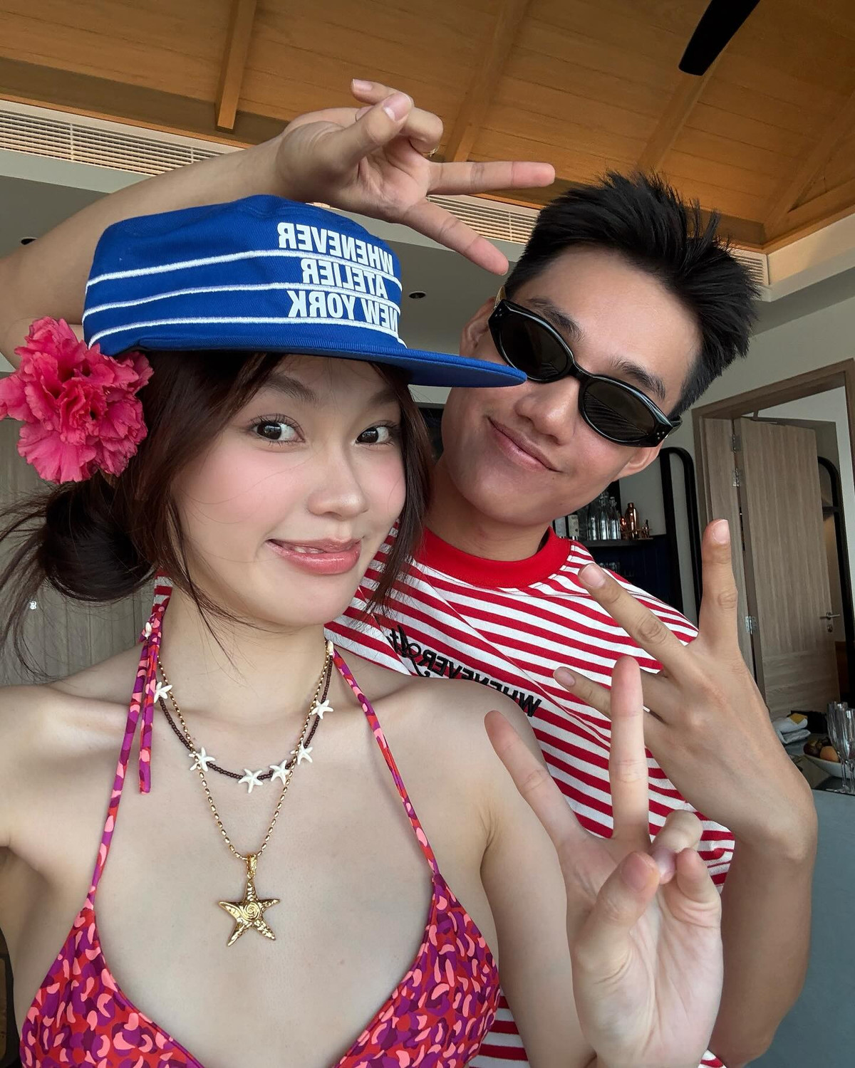 Cô nàng khéo léo mix cùng áo sơ mi kẻ sọc dáng rộng khoác hờ hững và chuỗi vòng cổ hình sao biển cùng hoa tai biển mang hơi hướng tropical, tạo nên tổng thể vừa phóng khoáng vừa nữ tính.