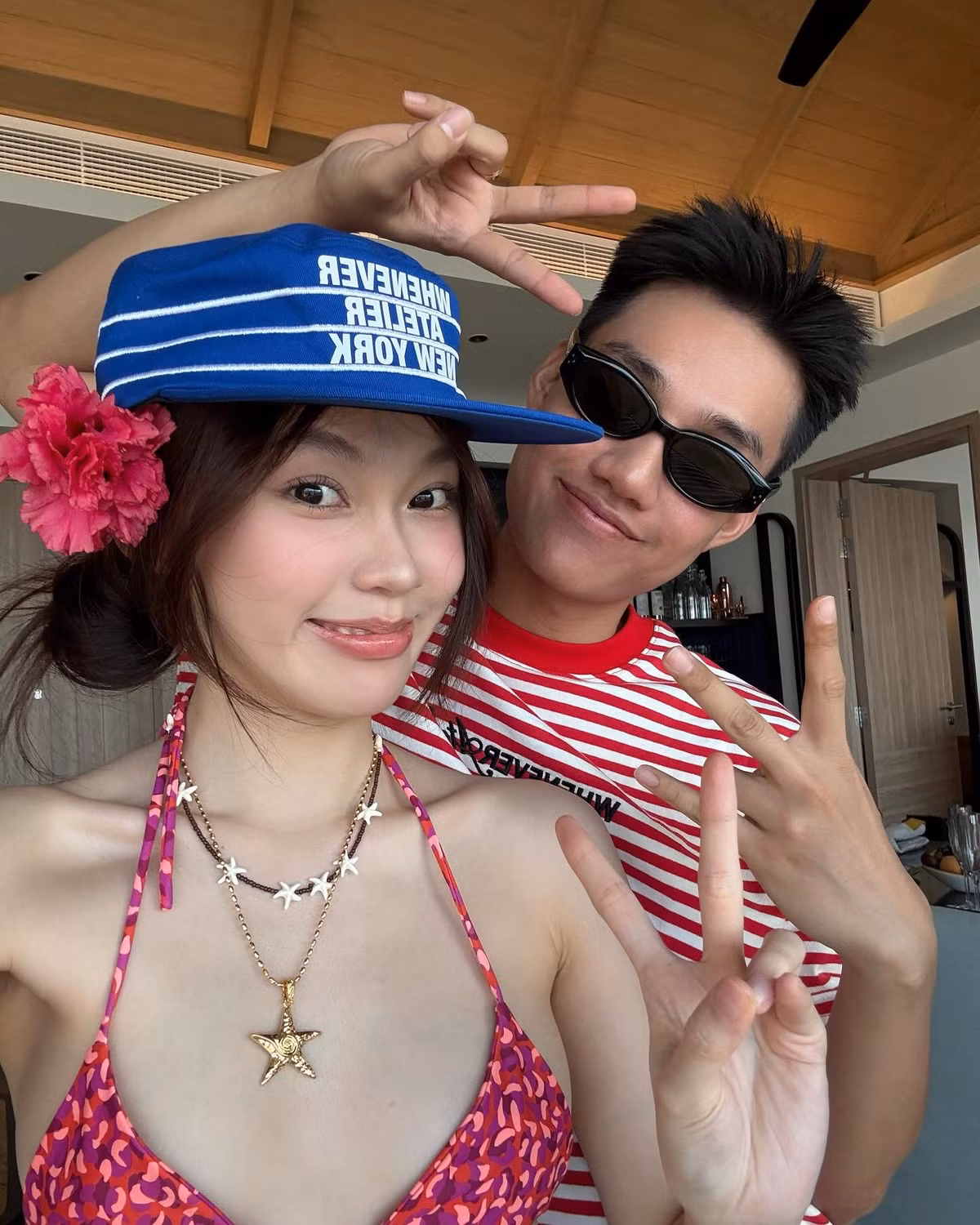 Cô nàng khéo léo mix cùng áo sơ mi kẻ sọc dáng rộng khoác hờ hững và chuỗi vòng cổ hình sao biển cùng hoa tai biển mang hơi hướng tropical, tạo nên tổng thể vừa phóng khoáng vừa nữ tính.