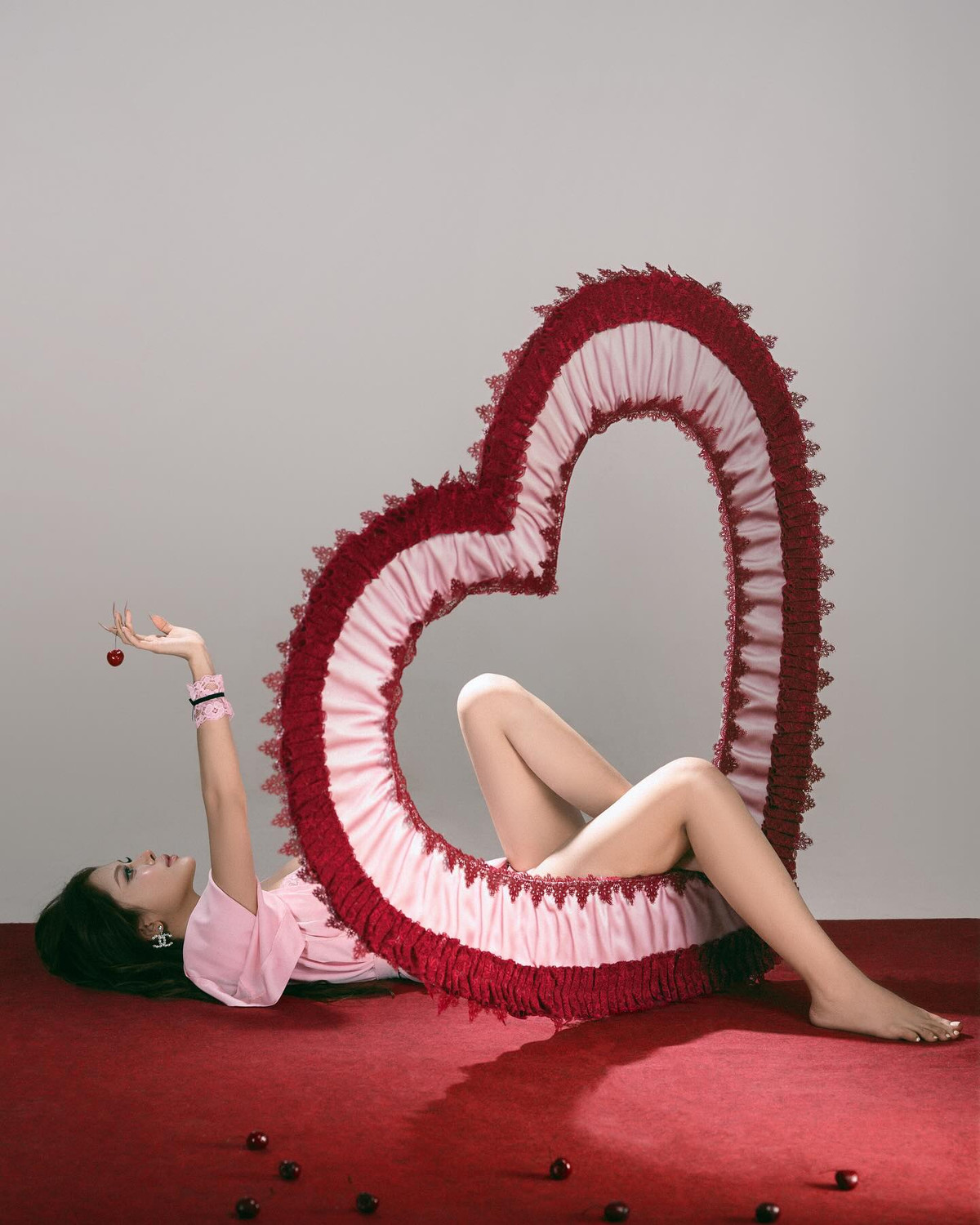 Kiểu tóc xoăn nhẹ buông xõa và lớp trang điểm tông nude hồng cũng là yếu tố hoàn thiện vẻ ngoài dịu dàng nhưng đầy khí chất.