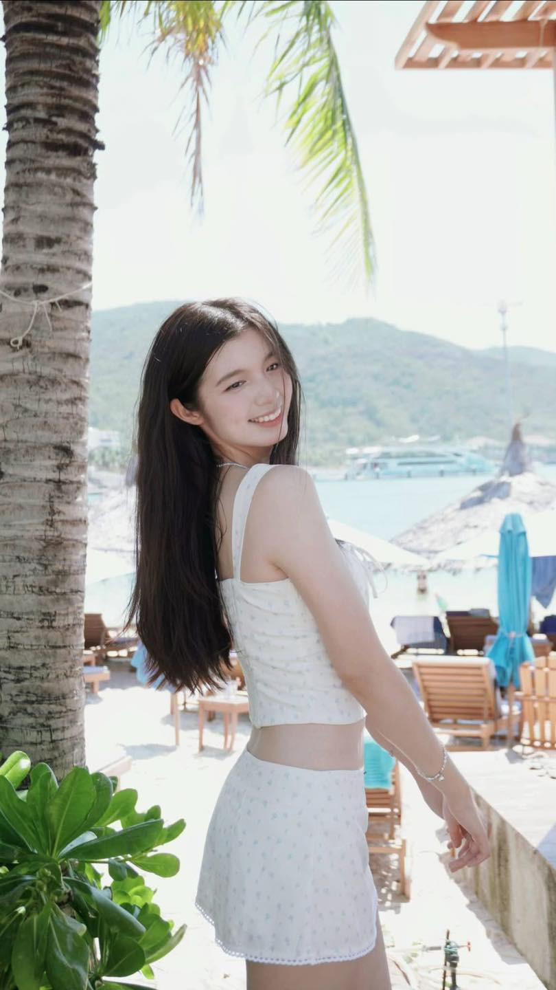 Nguyễn Bảo Chinh (SN 2004, quê ở Nha Trang) - học viên năm 3 Đại học Cảnh sát Nhân dân là cái tên từng viral khắp mạng xã hội khi một khoảnh khắc của cô nàng được chia sẻ rộng rãi trong buổi tổng duyệt lễ diễu binh, diễu hành kỷ niệm 50 năm Giải phóng miền Nam, Thống nhất đất nước. Nhiều người còn gọi cô nàng là "hot girl quân nhân".