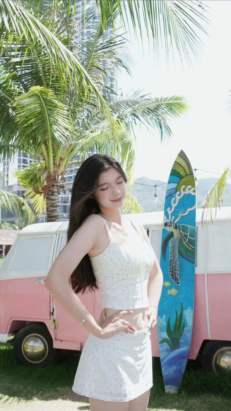 Dáng vẻ nhẹ nhàng, đôi mắt biết cười cùng phong cách thời trang đơn giản nhưng tinh tế khiến cô hóa thành một “nàng thơ” đích thực giữa khung cảnh thiên nhiên nên thơ.