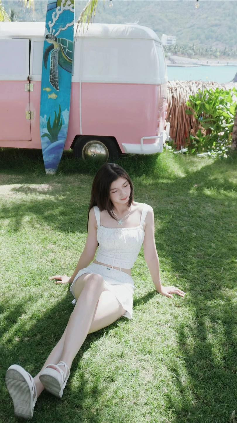 Nhiều người đã dành lời khen cho nàng "hot girl quân nhân": "xinh thế nhờ", "nàng thơ của lòng tui".