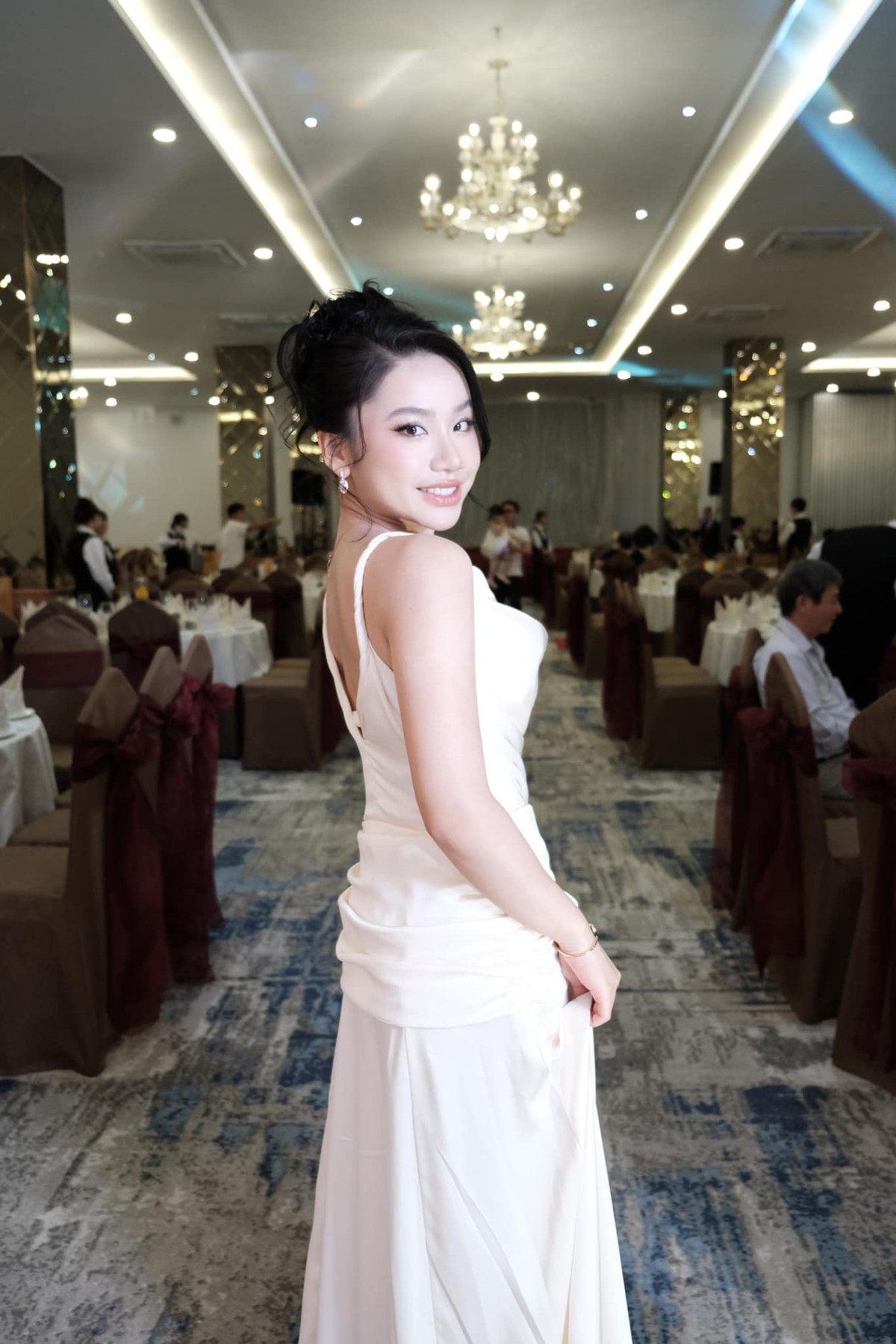 Cô nàng cũng thường xuyên xuất hiện trên livestream của cơ sở kinh doanh nhà mình. Lối ăn nói duyên dáng của Minh Thư gây thiện cảm với nhiều người.