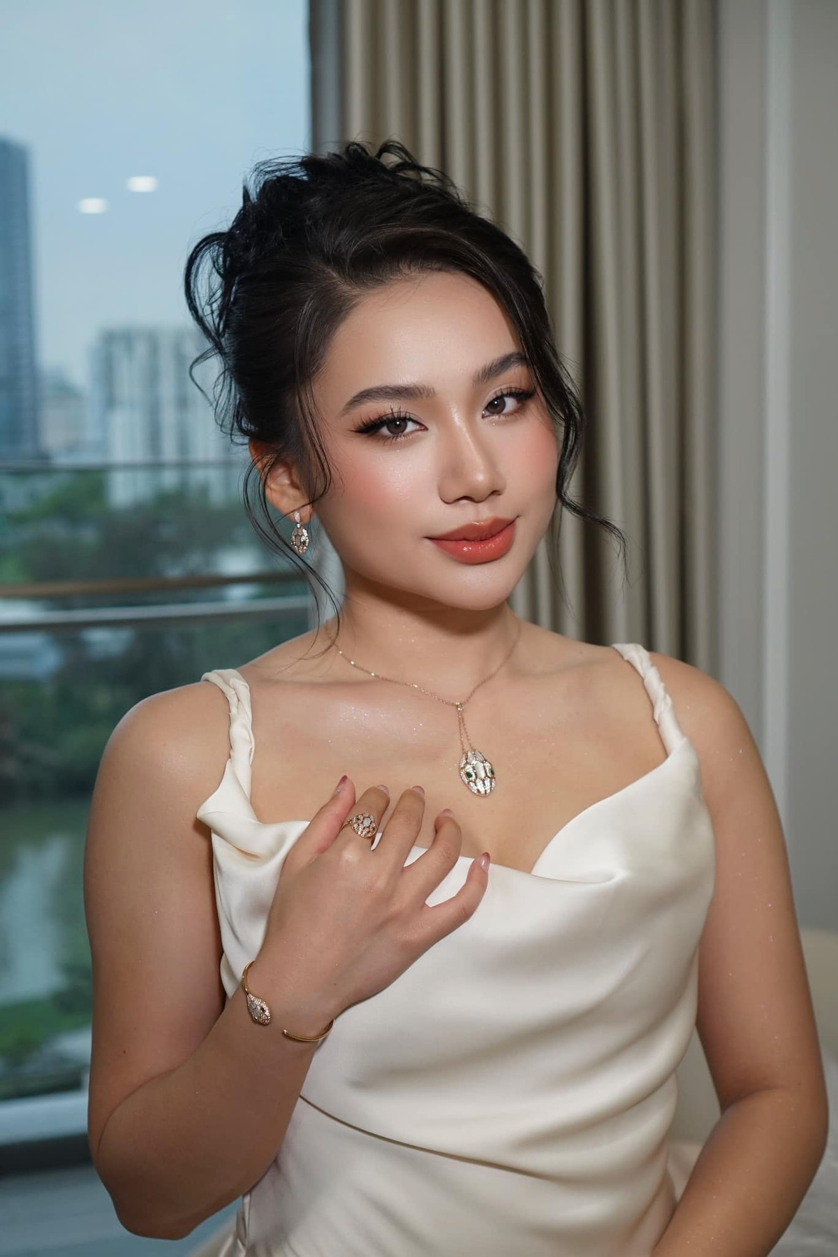 Sau đám cưới, Minh Thư chọn cuộc sống kín tiếng và giản dị. Cô thỉnh thoảng chia sẻ hình ảnh đời thường trên mạng xã hội, chủ yếu là những khoảnh khắc bên chồng hoặc gia đình.