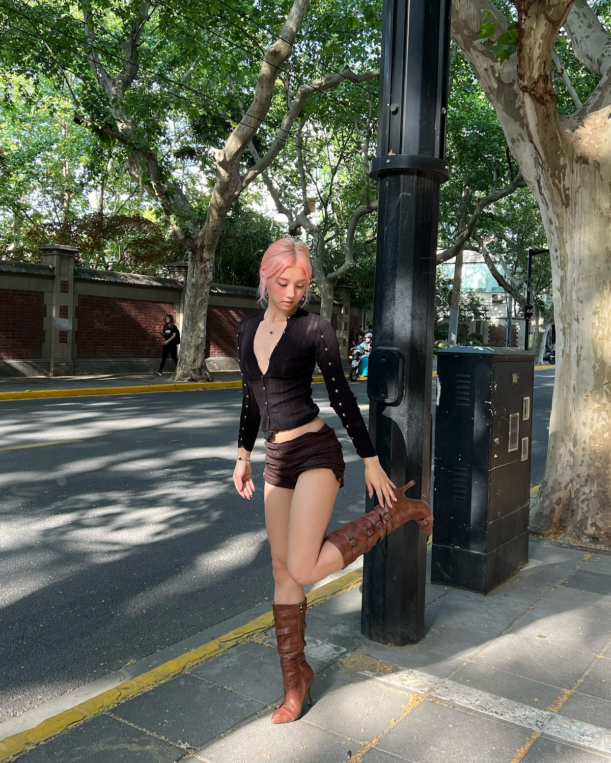 Vyvan không ngần ngại thử nghiệm với các item “khó mặc” như áo xuyên thấu, váy ôm body sát người, crop-top siêu ngắn hay những thiết kế bất đối xứng.