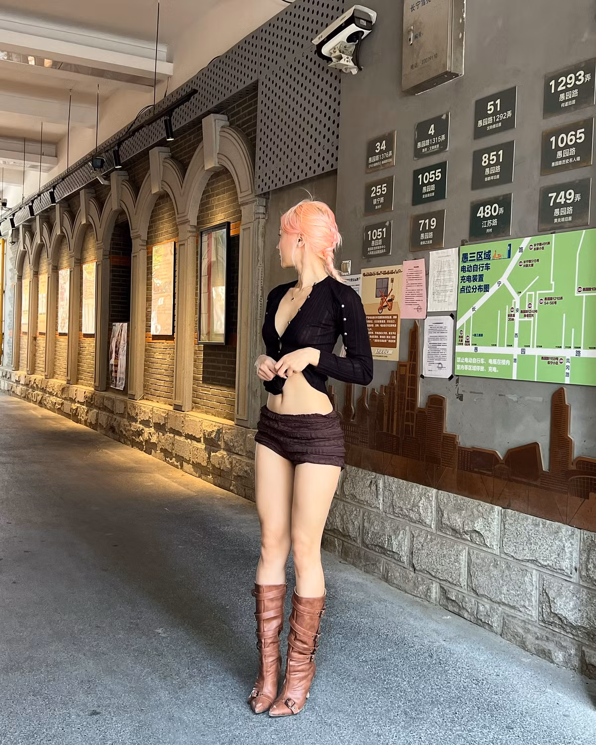 Bối cảnh chụp ảnh đơn giản, chỉ là một góc phố râm mát với bóng cây đổ dài nhưng lại giúp làm nổi bật vẻ ngoài thời thượng của nữ streamer.