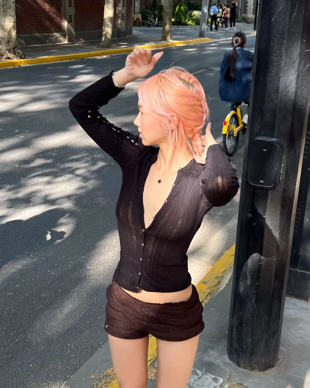 Mái tóc nhuộm hồng pastel nhẹ nhàng cùng lối trang điểm tối giản càng giúp tôn lên phong cách “cool girl” đậm chất đường phố.