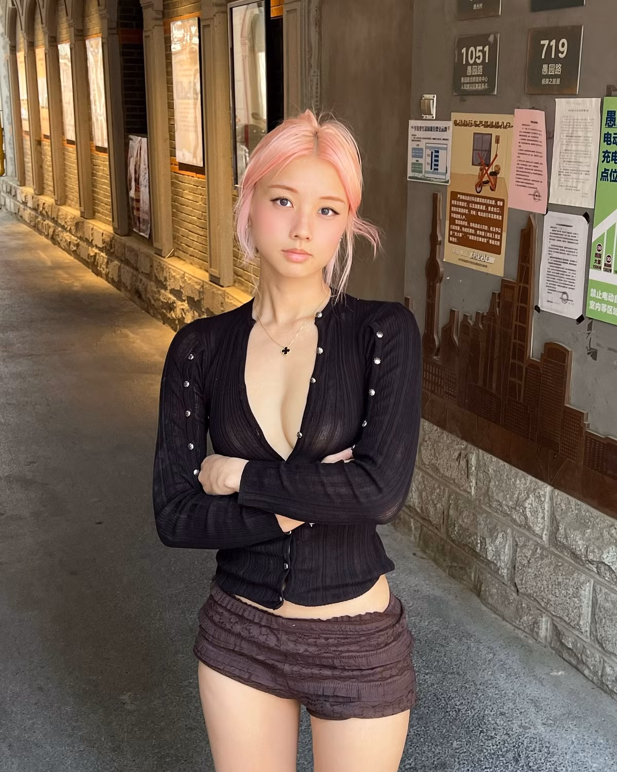 Vyvan Le vốn được biết đến là một nữ streamer theo đuổi phong cách thời trang táo bạo. Trong loạt ảnh mới được chia sẻ, cô nàng diện quần siêu ngắn kết hợp cùng áo cardigan ôm sát, tạo nên tổng thể vừa gợi cảm, vừa cá tính đầy ấn tượng.