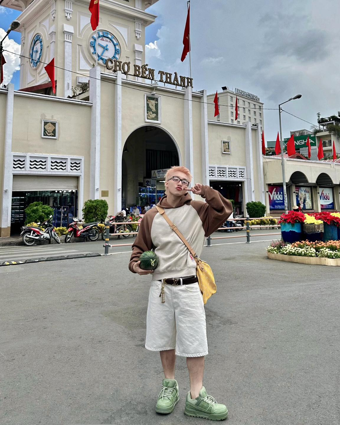 Trong loạt ảnh, Sơn Tùng chọn outfit mang đậm phong cách streetwear với hoodie nâu phối cùng quần short trắng đơn giản.