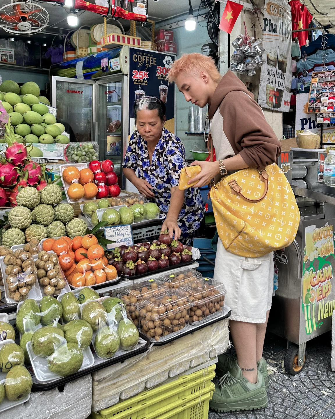 Không chỉ gây ấn tượng bởi gu thời trang hiện đại, anh còn ghi điểm khi xuất hiện tại khu bán trái cây và vui vẻ tương tác với tiểu thương, thể hiện hình ảnh một “ngôi sao quốc dân” thân thiện, gần gũi.