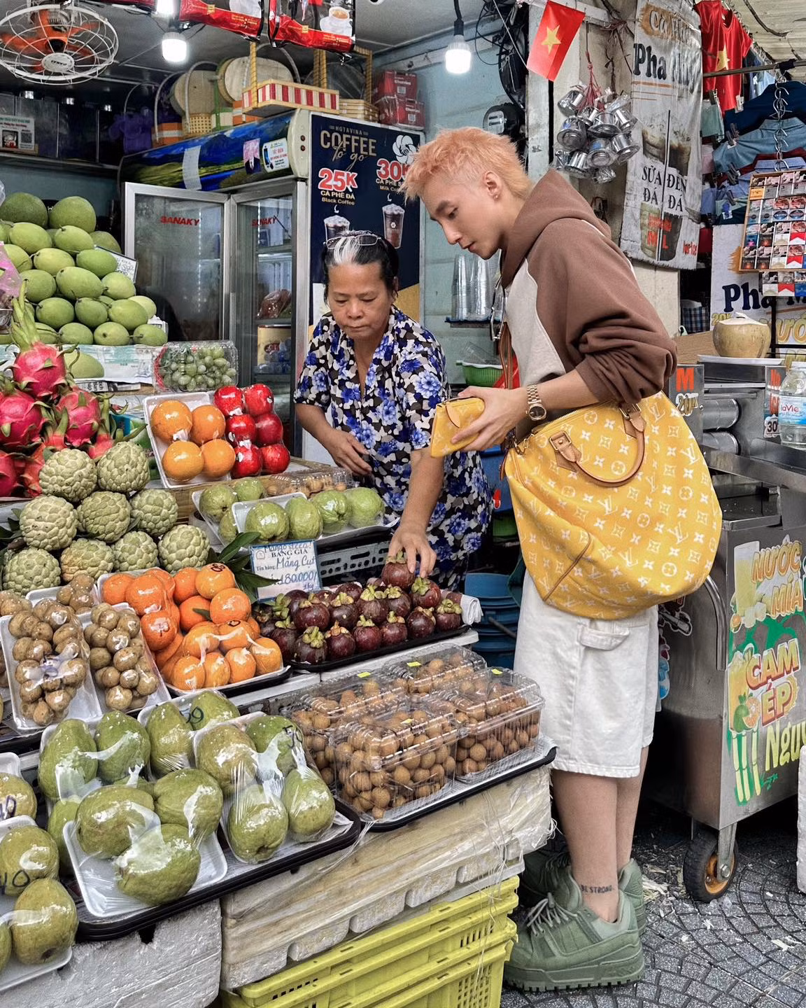 Không chỉ gây ấn tượng bởi gu thời trang hiện đại, anh còn ghi điểm khi xuất hiện tại khu bán trái cây và vui vẻ tương tác với tiểu thương, thể hiện hình ảnh một “ngôi sao quốc dân” thân thiện, gần gũi.