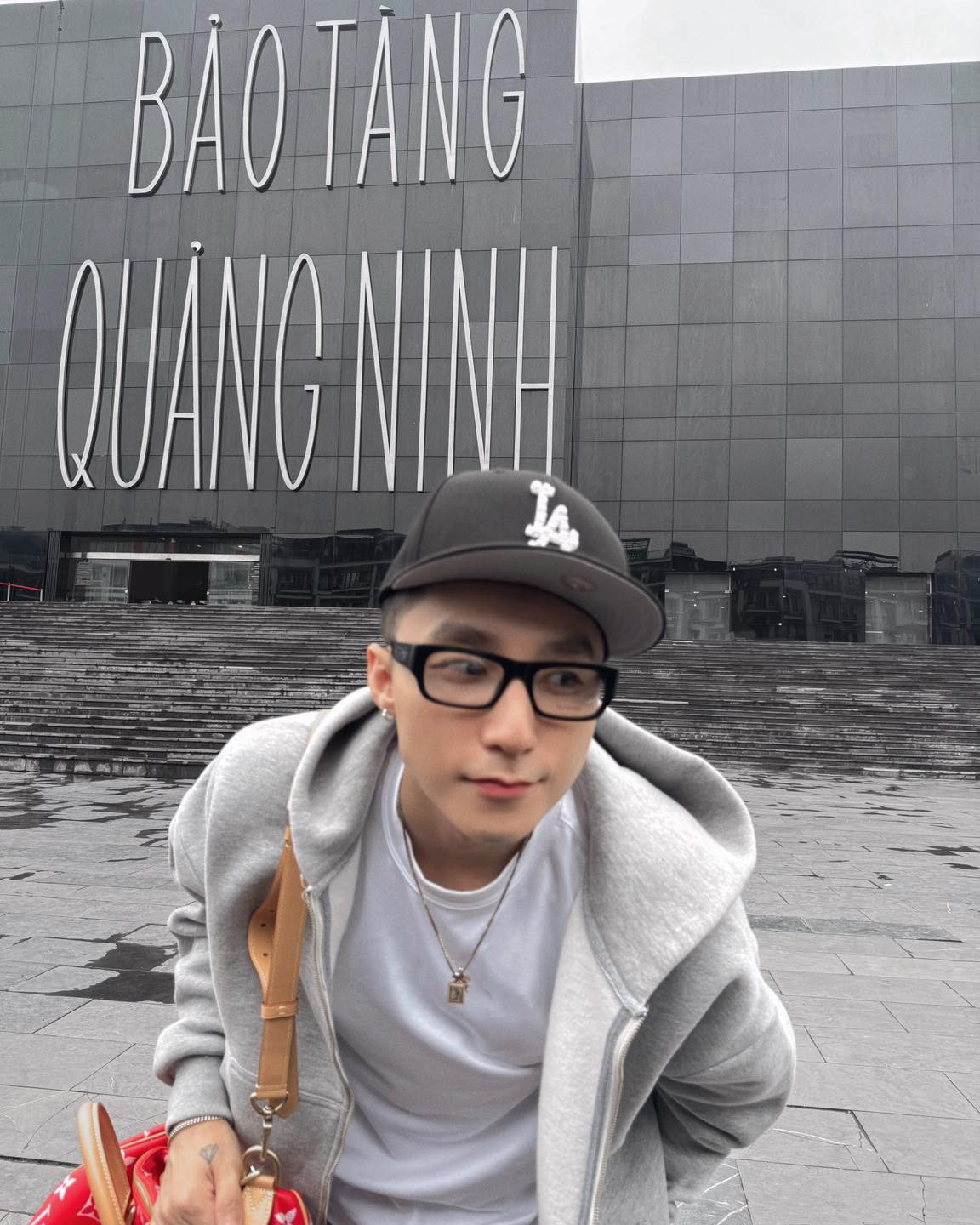 Ngày 3/1, anh “rủ rê” fan cà phê bệt tại Nhà thờ Đức Bà (TP.HCM), còn cuối năm 2024, Sơn Tùng bất ngờ ngồi xích lô dạo Hồ Tây, thưởng trà đá vỉa hè. Mỗi địa danh được Sơn Tùng đặt chân đến đều trở thành đia điểm hot lên trong một thời gian sau đó.