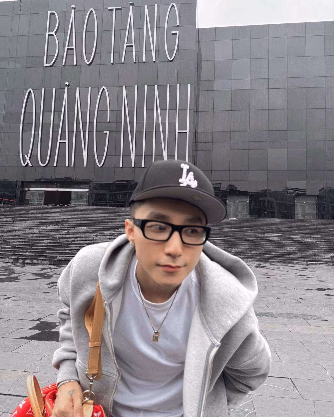 Ngày 3/1, anh “rủ rê” fan cà phê bệt tại Nhà thờ Đức Bà (TP.HCM), còn cuối năm 2024, Sơn Tùng bất ngờ ngồi xích lô dạo Hồ Tây, thưởng trà đá vỉa hè. Mỗi địa danh được Sơn Tùng đặt chân đến đều trở thành đia điểm hot lên trong một thời gian sau đó.