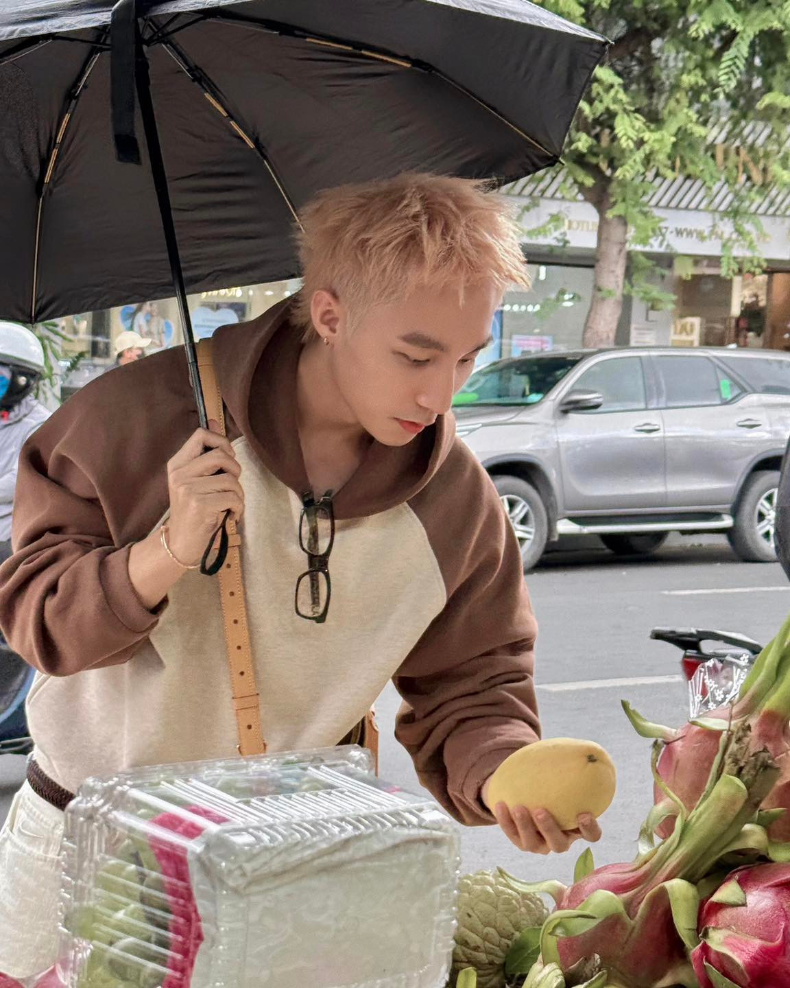 Nam ca sĩ chọn mua hoa quả, từ dưa hấu, măng cụt đến xoài, nhãn…