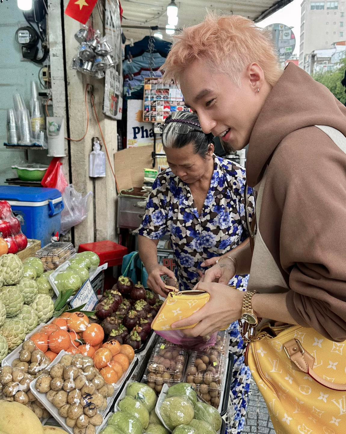 Dù chỉ là một khoảnh khắc đời thường, nhưng sự xuất hiện của Sơn Tùng tại chợ Bến Thành đã lập tức lan truyền chóng mặt trên mạng xã hội.