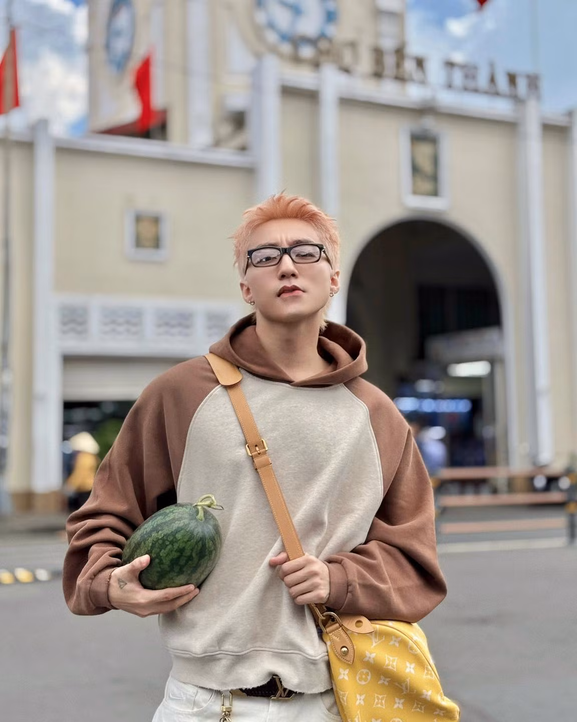 Trưa 6/5, Sơn Tùng M-TP đăng ảnh hình ảnh check-in tại chợ Bến Thành, TP.HCM. Anh chàng không quên "trách mắng yêu" fan của mình: "Dưa hấu, măng cụt, nhãn, xoài … TUI và Chợ BẾN THÀNH … Mọi thứ đều đầy đủ, chỉ thiếu mỗi hôm mê … Người không bao giờ đến đúng hẹn".