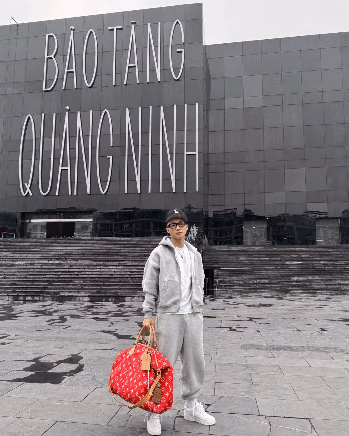 Trước đó, ngày 15/4, Sơn Tùng cũng từng đăng ảnh tại Bảo tàng Quảng Ninh (TP Hạ Long) với dòng trạng thái bông đùa đầy tiếc nuối.