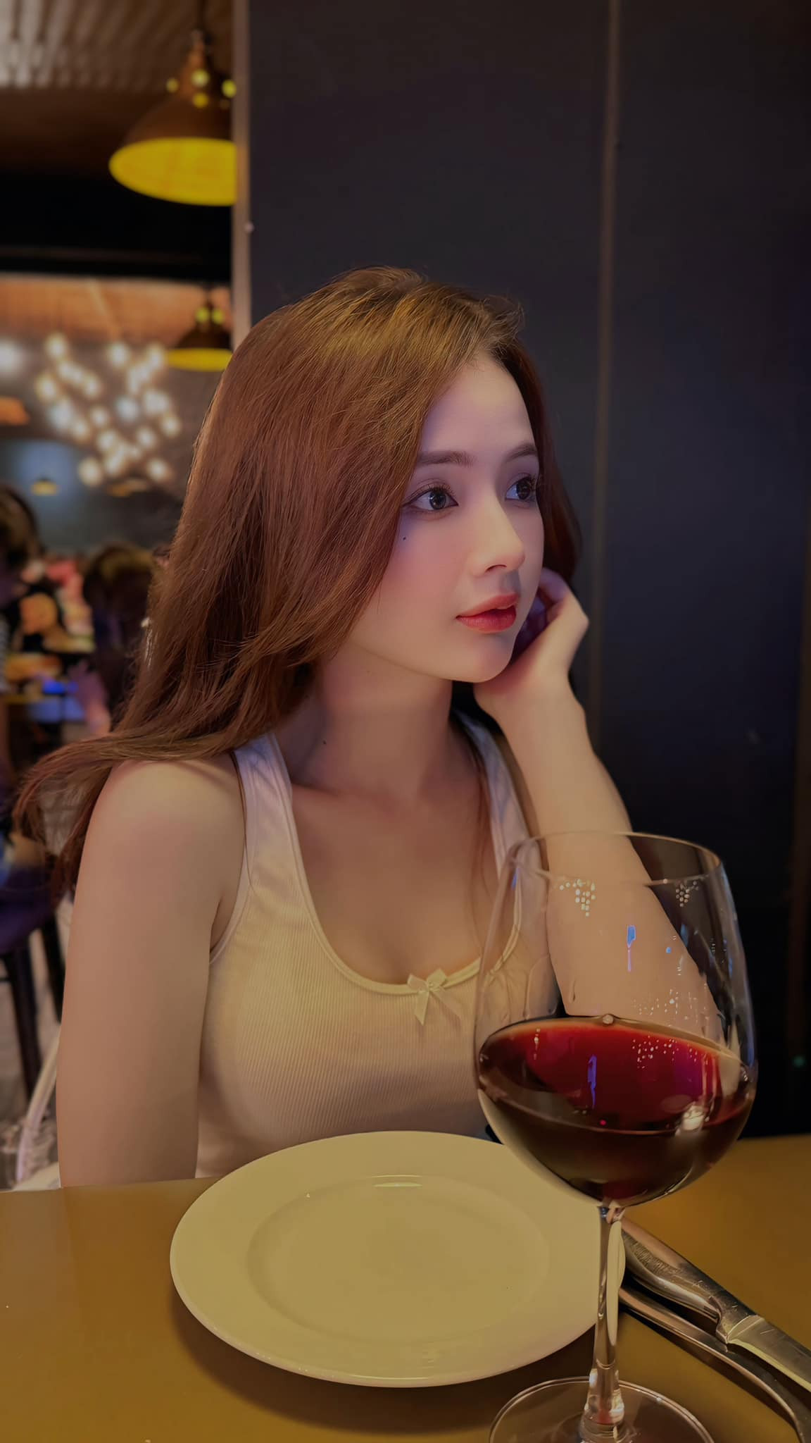 Với mỗi bộ ảnh mới, Lan Hương không chỉ thể hiện một phong cách hiện đại mà còn khéo léo khoe vóc dáng quyến rũ, gợi cảm khiến nhiều người không khỏi trầm trồ.