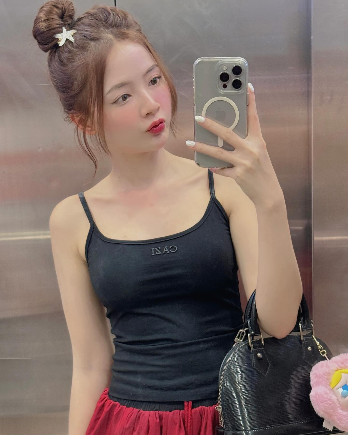 Ở tuổi 30, cô nàng cũng bắt đầu làm mới mình với phong cách thời trang gợi cảm, tự tin và trưởng thành hơn.