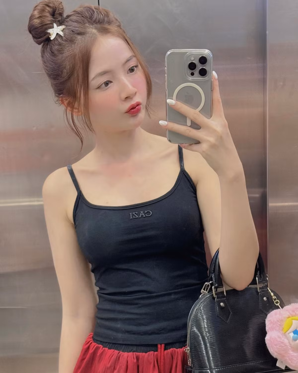 Ở tuổi 30, cô nàng cũng bắt đầu làm mới mình với phong cách thời trang gợi cảm, tự tin và trưởng thành hơn.