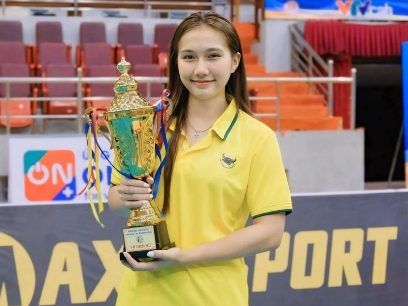 Nguyễn Lan Vy (18 tuổi, CLB VTV Bình Điền Long An) gây chú ý bởi khuôn mặt xinh như "nàng thơ" cùng chiều cao 1,73 m.