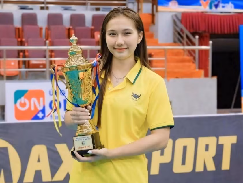 Nguyễn Lan Vy (18 tuổi, CLB VTV Bình Điền Long An) gây chú ý bởi khuôn mặt xinh như "nàng thơ" cùng chiều cao 1,73 m.