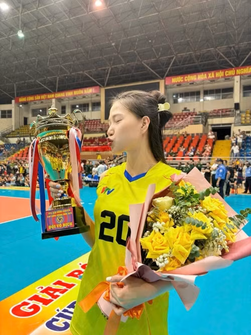 Lữ Thị Phương sinh năm 2002, quê ở Thanh Hóa bắt đầu gia nhập câu lạc bộ bóng chuyền nữ VTV Bình Điền Long An từ khi 12 tuổi. Hiện tại, Lữ Thị Phương là phụ công tiềm năng của đội bóng miền Tây.